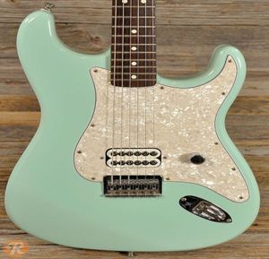 Özel Mağaza Tom Delonge Strat Surf Surf Green Electry Guitar Big Headstock Beyaz İnci Pickguard Graved Boyun Plakası Vint7580034