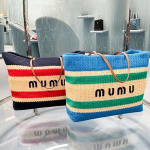 Lüks Straw Raffias Miumiubag Mağazası Büyük Tote Tasarımcı Plaj Çantası Kadın Stripe Sepet Omuz Tığ İşareti Seyahat Çantası Adam Çanak Çantası Çapraz Keyik Debriyaj Üst Tasar Çantaları