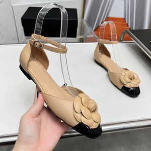 Designer Sandálias femininas de alta qualidade Moda de verão Sapatos de festa sexy Patente de couro confortável Designer Designer Caixa de couro feminina