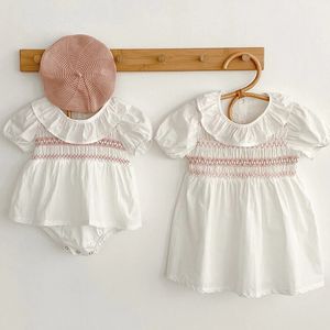 Yaz moda bebek kız elbise dantel koklayan dikiş bebek çocuklar pamuk bodysuit aile eşleşen kardeş kıyafeti 240418