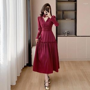 Sıradan Elbiseler 2024 Zarif Bahar Şarap Kırmızı Saten Midi Elbise Moda Kadınlar V Boyun Yüksek Bel Kat Fırfırlar gül çiçek kolye kıyafetleri