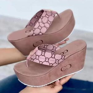 2024 Hot Shareer Designal Sandals, тапочки с плоским дном в паре с летними сандалиями на открытом этаже для раздвижных напольных пола, женские буквы Classic Women's Beach Shoes 36-43
