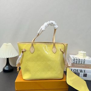 24ss kadın lüks tasarımcı orta patent deri deri deri alışveriş çantası kadın çanta omuz çantası düz renk makyaj çantası fermuarlı madeni para çantası 32cm