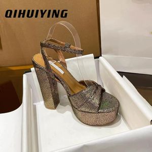 Сандалии 2024 EST Summer Sexy Sexy Linuine Leather Platform Super High High Heel Crap Woman Desinger Shoes Shoes Night Club насосы