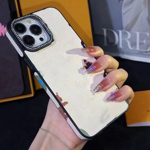 Apple iPhone 15 Pro Max 14 için Tasarımcı Çiçek Telefon Kılıfı 13 Lüks PU Deri Yamalı Tampon Çiçek Baskı lens Elmas Rhinestone Arka Kapak Coque Fundas Beyaz L