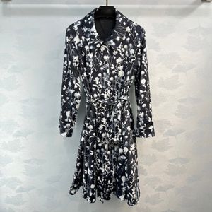 Damenkleid europäische Modemarke Weiße Blumendruck mit langem Ärmel schwarzer Trench Coating Kleid