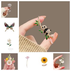Fofo panda broche feminino estilo chinês alto senso corsage nicho de desenho animado pino acessórios de abelha pequena camélia rosa borboleta e broche de girassol