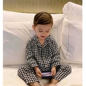 Pijama clássico de pijama de grade preto e branco para meninos noite de bebê de duas peças de duas peças de verão e outono camisa de manga longa solta topl2405