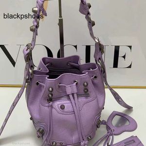 Balencig Le Cagole Desen Çantası Patlama Tasarımcısı XS Kova Çantası Cowhide Yaşlı Silver Donanım Çıkarılabilir Kalp Ayna Perçin Dekorasyon Crossbody CSIH Rainbo 150T