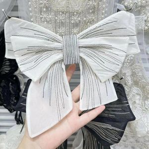 Broşlar DIY Giyim Çıkartmaları Düğün Partisi Aksesuarları için 3D Nakışla Zarif Organza Yay Broş