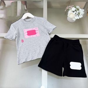 Çocuklar Giysileri Setleri Toddlers Erkek Trailsits Kısa Kollu Tshirts Şort Yaz Mektubu Baskılı T-Shirts Üstler Kızlar Çocuk Giyim Takım Giyim Tees Siyah Beyaz