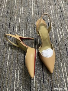 35-42 2024 Tasarımcı Perçinler Kırmızı Dipler Ayakkabı Elbise Sandalet Zarif Kadın Sandalet Platformları Strappy Spike Stiletto-Heel Slim Sexy High Topuklu Düğün Ayakkabıları