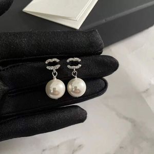 İnci Küpe Tasarımcısı Kadınlar için En İyi Kalite Metalik Mektup 18k Kaplamalı Altın Kulak Saplama Bayanlar Çok Havalı Çok Havalı Lüks Küpe Kadın Jewlery Tasarımcı Modaya Modeli ZH015 C4