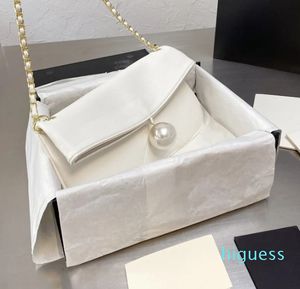 2024 Yeni Süper Büyük İnci Zincir Çantası Basit Sıradan Stil Kadın Omuz Çantaları Yüksek kaliteli deri siyah katlanır cüzdan siyah beyaz el çantası