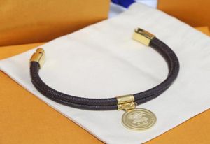 Европа Америка Дизайнерский браслет Lady Women 18k Gold Выгравированная V Letter Designs очаг двойной палубу круглой печати цветочный шнур B4914730