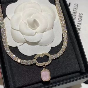 Lüks marka mektubu kolye kolye kadınlar için tasarlanmış kristal zincir 18k altın kaplama mücevher kolyeler kolye tasarımcı mücevher zarif aksesuarlar çift hediyeler