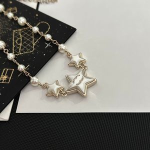 Дизайнерская звезда в форме подвесной ожерелье в бутик 18к -золото.