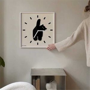 Настенные часы Momo Cat Clock Ins Creative Scandinavian Акриловая гостиная современное простое ресторан Silent Art Q240509