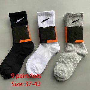 9 FAYLE/LOT TASARIMCI MENS BAŞLAR SOCKS Spor Basketbol Baskı Markası Pamuk Erkek ve Kadınlar Orta Tüp Çorapları