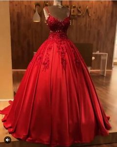 Glamours kırmızı saten gece elbise inciler boncuklu spagetti balo elbisesi kadınlar için 2024 dantel aplikler kolsuz pileler uzun zarif özel gün elbiseleri