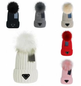 Beanie Cap Mens Designer Buck Hats Yeni Moda Kadınlar Bayanlar Sıcak Kış Beanie Büyük Sahte Kürk Pom Poms Bobble Hat Açık Siyah 7792550