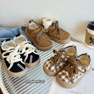 Spor ayakkabı Koreli Çocuk Tuval Ayakkabıları 2023 Sonbahar Yeni Sahte Bölünmüş Ayak Parmağı Erkekler ve Kızlar Bahçı Yumuşak Tut Bebek Damalı Bez H240513