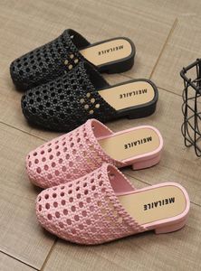 Terlik Yaz Kapalı Toe Delik Ayakkabıları Kadın039s Açık Moda için Düz Nefes Alabaş Plastik Plaj Orta İkleed Mom Sandals6667780