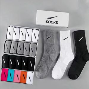 Satışta Tasarımcı Çoraplar Spor Çorapları Uzun Orta Kısa Kısa Boyut Çoraplar Siyah Beyaz Gri Nefes Alabilir Pamuk Çoraplar Erkek ve Kadınlar İçin Jogging Basketbol Futbol Çorapları