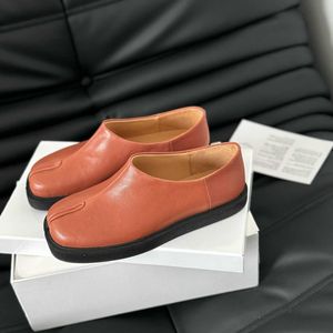 Tasarımcı MM6 Platform Ayakkabı Sonbahar/Kış Pist Stili Ultra Işık Klasik Klasik Ayakkabı Moda Kahverengi, Siyah ve Beyaz Soylu Mizaç Derisi Dışarı Ayakkabı