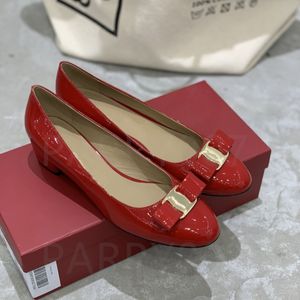 Yuvarlak ayak parmakları kadın somuncu bale daireler düğün stiletto tıknaz topuk ayakkabıları bowtie kadın tasarımcı sandaletler elbise ayakkabı kadın pompalar açık hava deri parti katırları