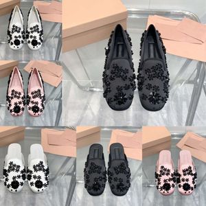 Tasarımcı Loafers Kadın Yarı Takip Derileri Ayakkabılar Sıradan Ayakkabılar Basit Boncuk Ayakkabı Nakış Dikiş Dikiş Tatlandırıcı Tur Toe Düz Ayakkabılar 550