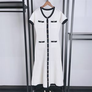Tasarımcı Elbise Trendi 2024 İlkbahar/Yaz Krem Beyaz Kontrast Siyah Kenar Yuvarlak Boyun Tek Göğüslü Örgü Hook iğneli zarif elbise