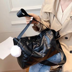 Omuz çantaları marka kadın çanta 2024 Moda Lingge Tasarım Kalitesi PU Deri Messenger Çantası Kadın Seyahat Alışveriş Debriyajı