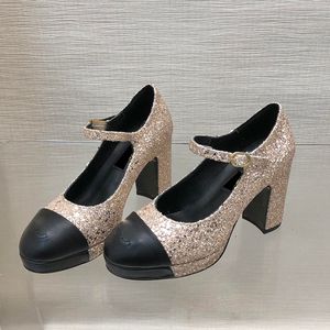Pompalar Bayan Tasarımcı Elbise Ayakkabı Yuvarlak Ayak parmakları tıknaz Yüksek Topuk Strass Lambsin Glitter Sandals Grograin Metal Toka Ayak Bileği Sandalet Düğün Ayakkabıları Hediye İçin Düğün Ayakkabıları