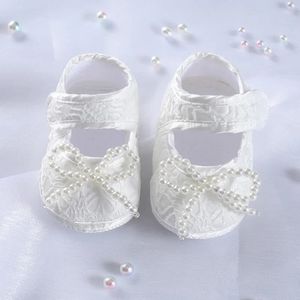 Laço pérola arco bebê menina primeiros caminhantes sapatos macios pequena princesa branco sapatos de bebê cetim flor sapatos recém-nascidos mocassins calçados