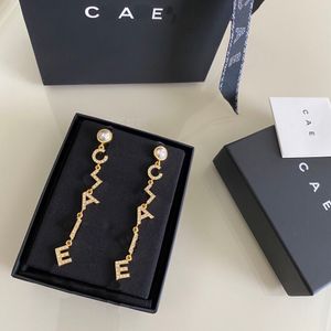 Lüks Altın Kaplamalı Küpeler Marka Tasarımcısı Yüksek kaliteli mücevher mektubu, büyüleyici kızlar için kutularla enfes hediyelerle tasarlanmış uzun zincirli küpeler