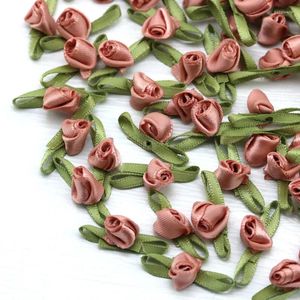 Dekoratif Çiçekler (100pcs) 25mm yeşil yapraklı çiçek tomurcuk saten yaylar mini gül ev düğün partisi şerit giyim kıyafetleri dekorasyon klip diy zanaat
