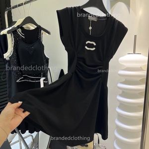 Fransa Üst Lüks Yaz Elbise Tasarımcı Kadınlar Takılı Elbiseler Goth Piled Etek A-Lineskirt Kısa Vestidos Kadın Giyim Kolsuz Kilt Kentsel Seksi Parti Elbise