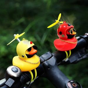 Novo carro bonito pato com capacete vento quebrado pequeno pato amarelo bicicleta capacete da motocicleta equitação ciclismo decoração ornamentos do carro acessórios