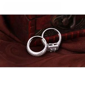 2pcs Alyans 925 STERLING Gümüş Renk Nişan Yüzüğü Romantik Moda Takı Kübik Zirkon Çerçeve Set Dekorasyon Kadınlar için Dekorasyon