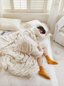 Battaniye krem ​​renk üst düzey taklit kürk kanepe battaniye küçük yün tek kış kalın termal model oda yatak koşucusu
