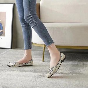 Повседневная обувь 2024 Высококачественные женские неглубокие женские квартиры, совпадающие с ежедневными женщинами, сексуальные, заостренные, плоские, плоские каблуки, низкие каблуки