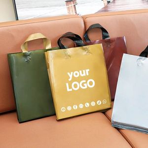 Hediye sargısı 50pcs özel logo alışveriş çantaları giyim mağazası plastik kişiselleştirilmiş parti lehine baskı adı