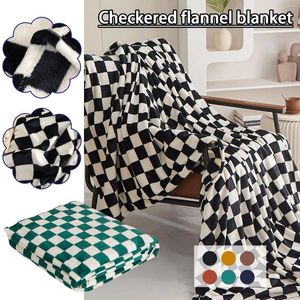 Battaniye Battaniye Atma Bulanık Beyaz Siyah Damalı Flanel Polar Kanepe Yatağı İçin Kabarık Ekose Plush Microfiber Moda Blanke M6X0