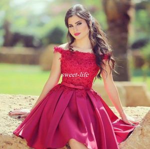 Koyu kırmızı kısa balo elbiseleri 100 ucuz omuz danteli aline satin 2019 Arap Partisi önlükleri Junior 8. sınıf Homecoming DR3117660