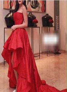 Moda yüksek düşük kırmızı gece elbise askısız balo elbiseleri fırfırlı özel tafta ucuz resmi parti 9860459