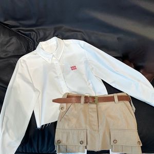 Mektup kadın etek bluz mektupları seksi sahte iki parçalı etek bluz üstleri rahat moda günlük tasarımcı beyaz gömlek lüks zarif etekler wiht kemer