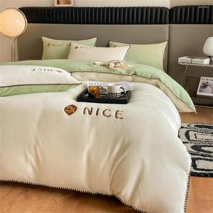 Yatak setleri set hafif lüks yüksek ağırlıklı kalınlaştırılmış ılık süt kadife işlemeli renk eşleşen kabuk kenarı yatak sayfası dört parça