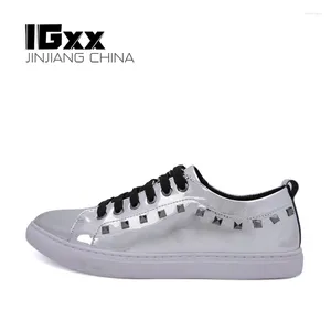 Повседневная обувь Igxx мужская металлическая заклепка Spikes для мужчин кожаная модная уличная панк -скейтборд серебро