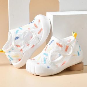 Yürüyüş ayakkabıları 3 yaşında erkekler kadınlar ince yaz bebek karikatür çocukları antiskid giyimli çizgili tekme dirençli kaza net 240402